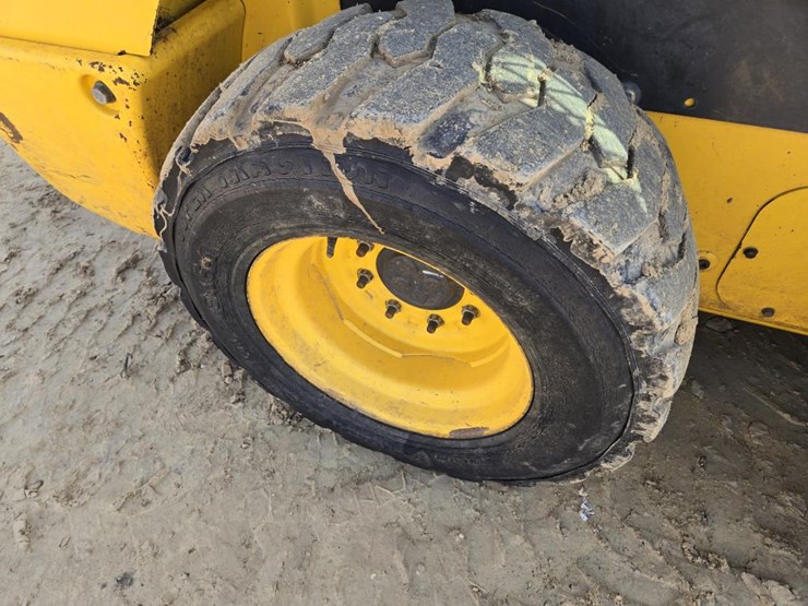 new-holland-l220-image-11