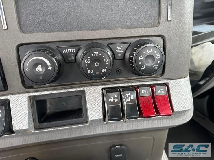 2015-kenworth-t880-image-8