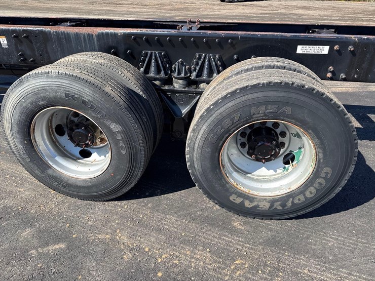 1999-peterbilt-357-image-12