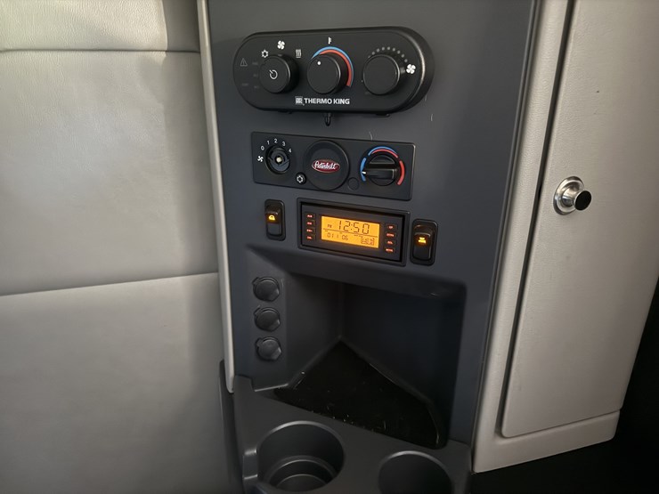 2019-peterbilt-579-image-25