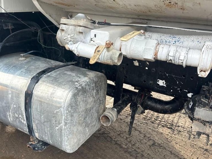 2009-freightliner-mc-4000-gallon-t/a-water-truck-image-25