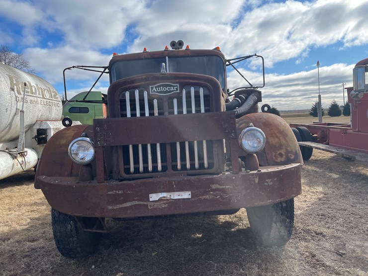 #4205-•-autocar-day-cab-semi-tractor,-(has-title)-image-2