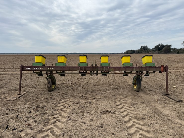 john-deere-7100-image-1