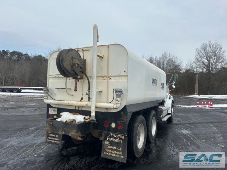 2007-sterling-l9000-4000-gallon-t/a-water-truck-image-9