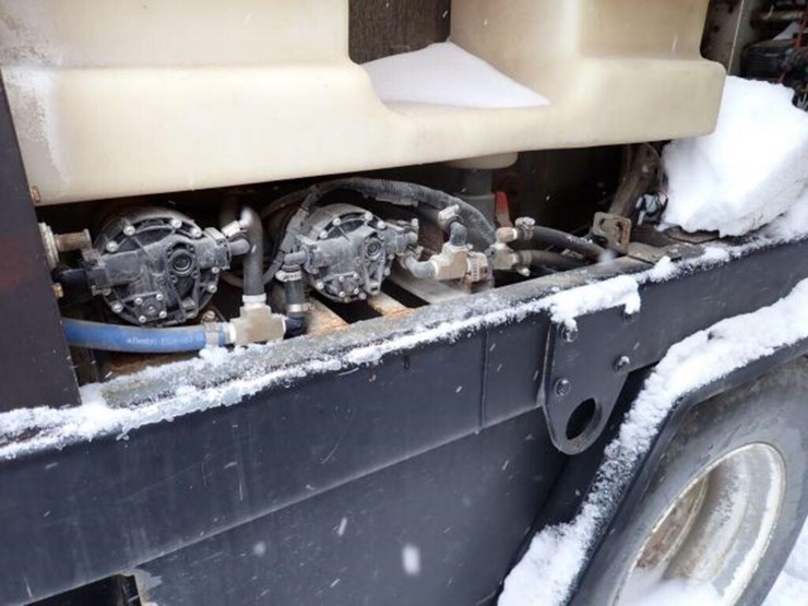 2002-gmc-7500-image-32