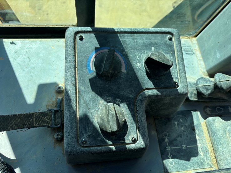 2005-caterpillar-d5g-xl-image-33