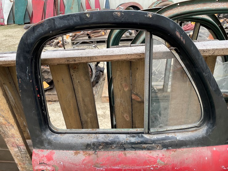 #4406-•-(2)-mack-b-model-vintage-truck-doors-image-5