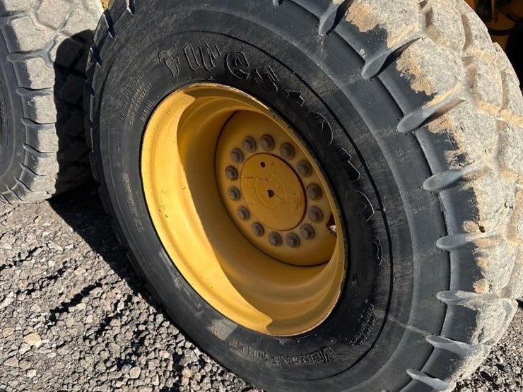 2011-deere-772g-image-22