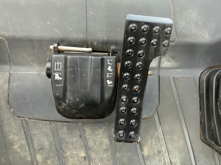 2017-caterpillar-415f2-image-78