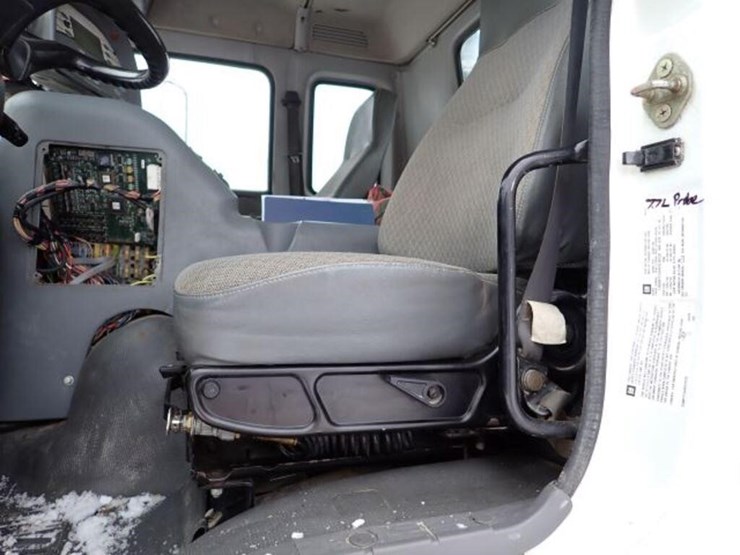 2004-gmc-t7500-image-18