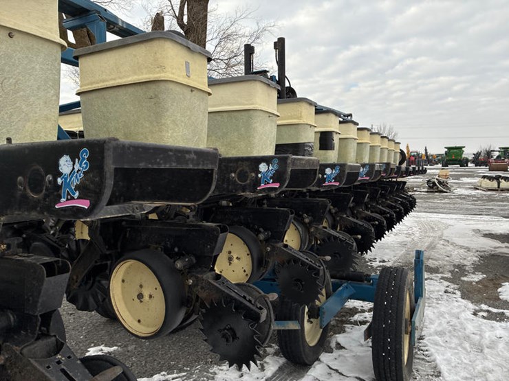 1997-kinze-2600-image-54