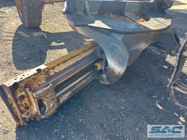 2011-deere-772g-image-33