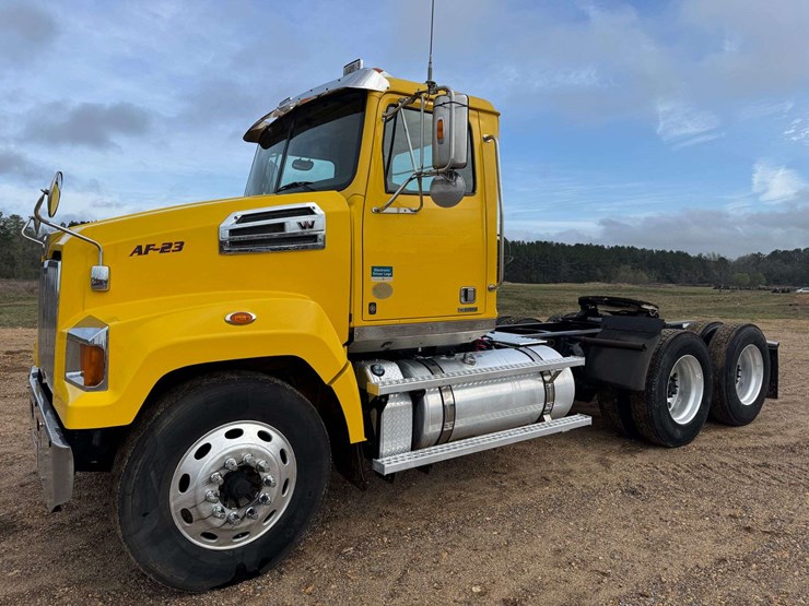 2017-western-star-4700-image-1