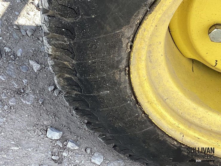 2012-john-deere-2320-image-13