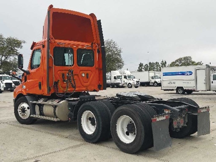 2019-freightliner-cascadia-126-image-2