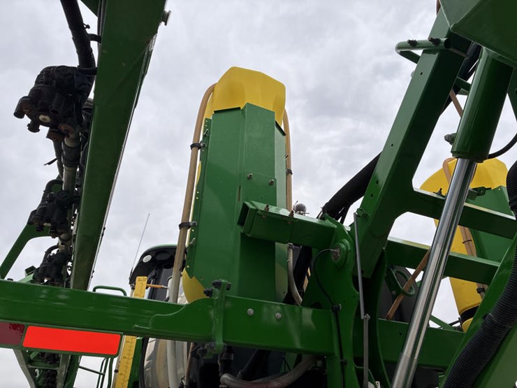 2021-john-deere-r4030-image-38