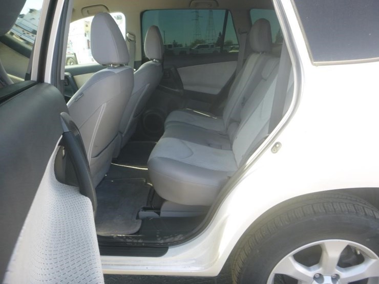 2014-toyota-rav4-image-6