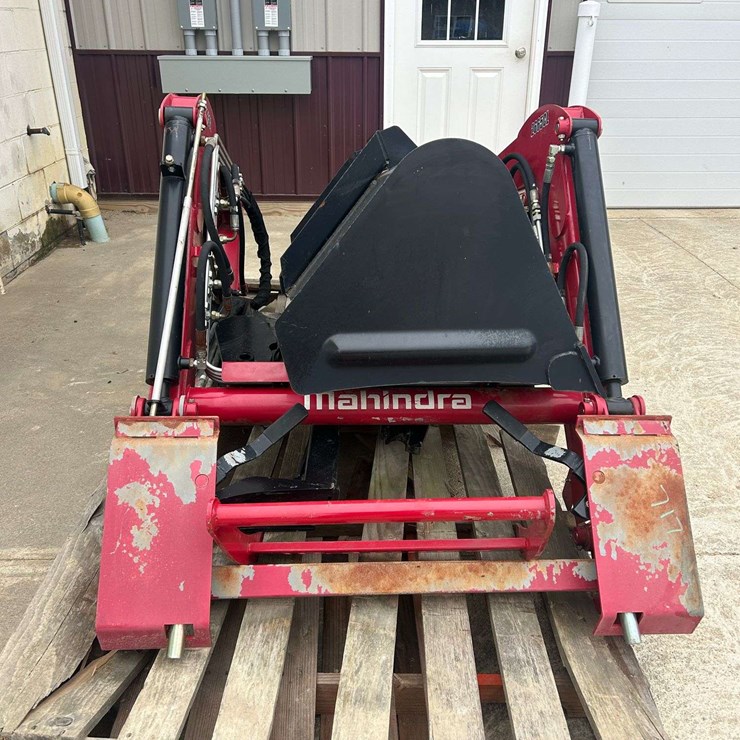 Mahindra 2665CL front loader