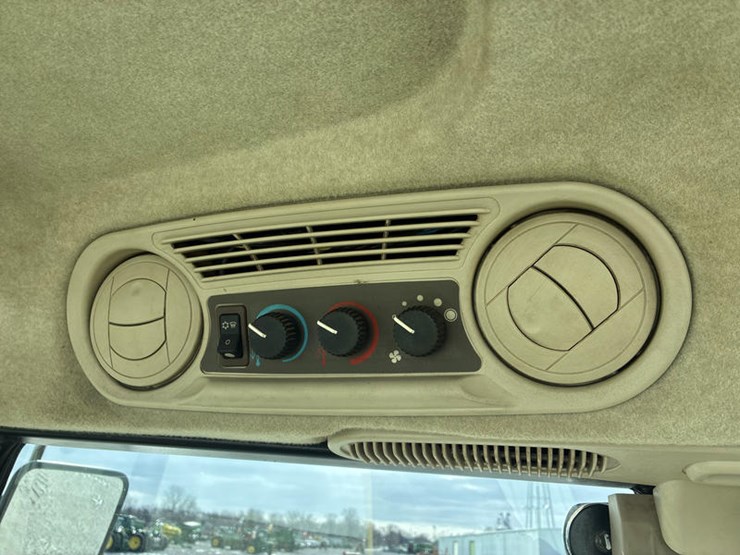 2009-john-deere-6115d-image-60