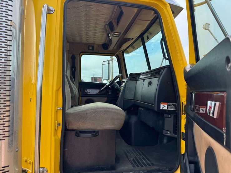 2017-western-star-4700-image-16