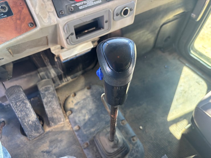 2009-peterbilt-340-image-34