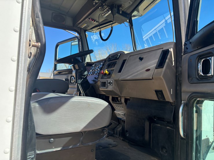 2009-peterbilt-340-image-30