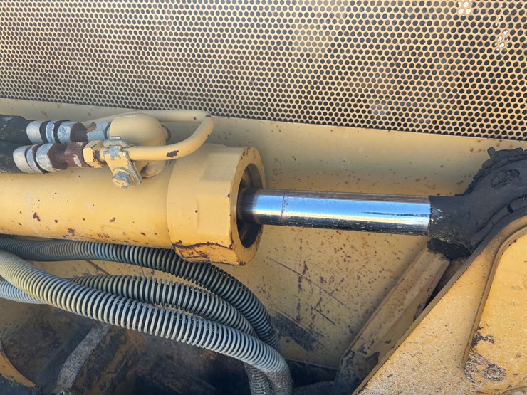 2005-caterpillar-d5g-xl-image-49