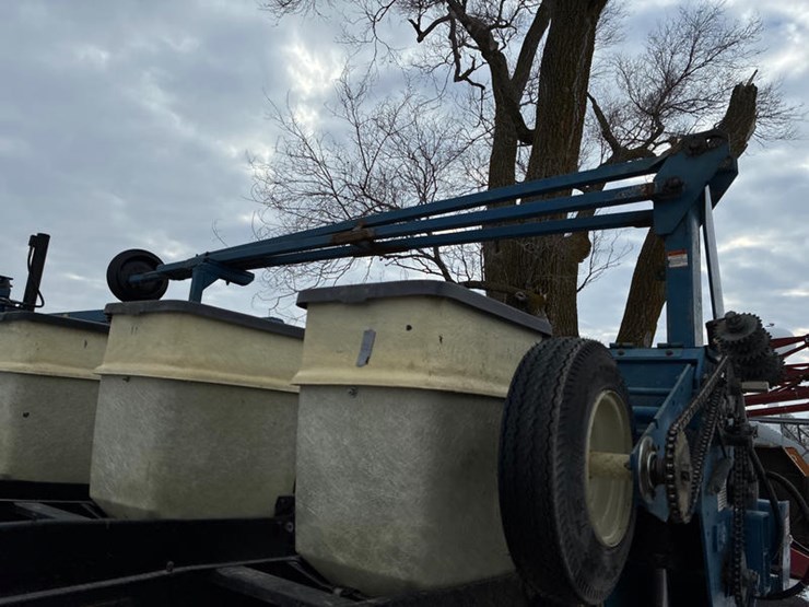 1997-kinze-2600-image-75