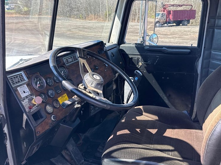 1999-peterbilt-357-image-14