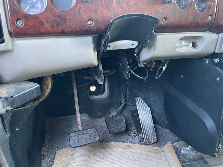 #4223-•-2002-mack-cx613-semi-tractor-sleeper-cab-image-12