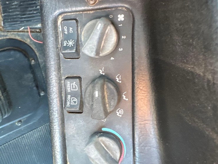 1999-peterbilt-357-image-19