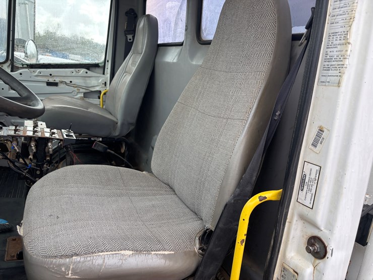 1998-freightliner-fl112-image-31