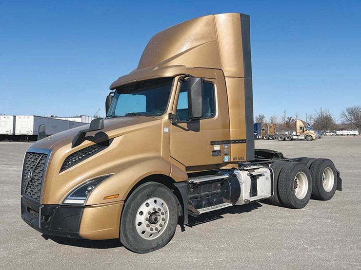 2019-volvo-vnl300-image-1
