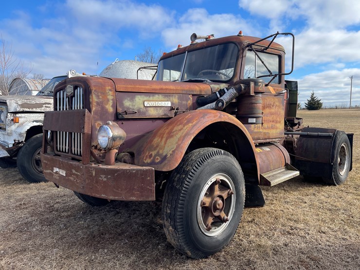 #4205-•-autocar-day-cab-semi-tractor,-(has-title)-image-1