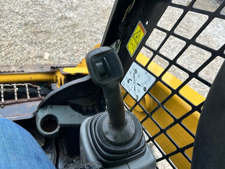 2019-caterpillar-242d-image-20