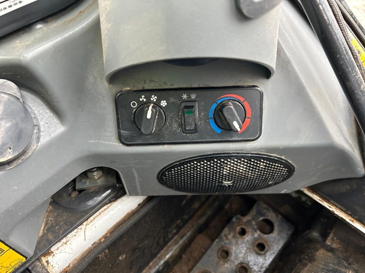 2023-bobcat-t450-image-22