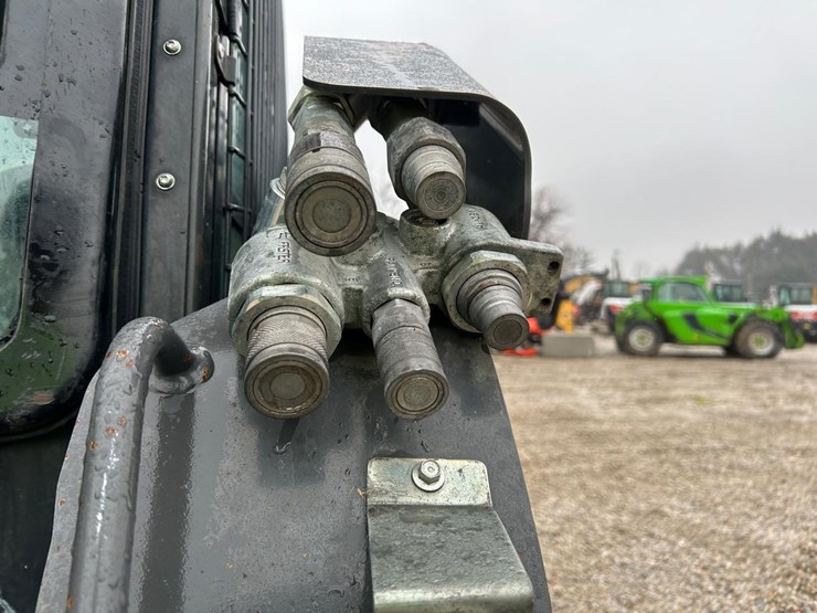 2017-new-holland-c232-image-11