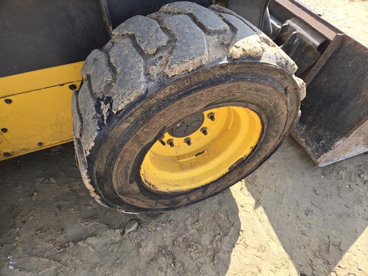 new-holland-l220-image-12