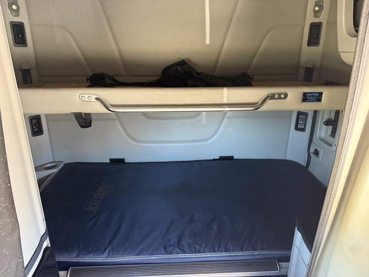 2019-peterbilt-579-image-22