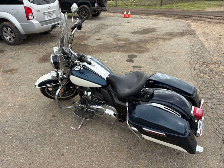 2022-harley-davidson-road-king-police-motorcycle-(17,107-miles)-image-2