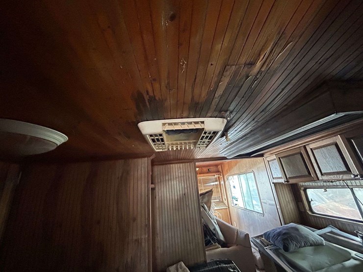 1982-14x46-summerset-aluminum-houseboat-image-28