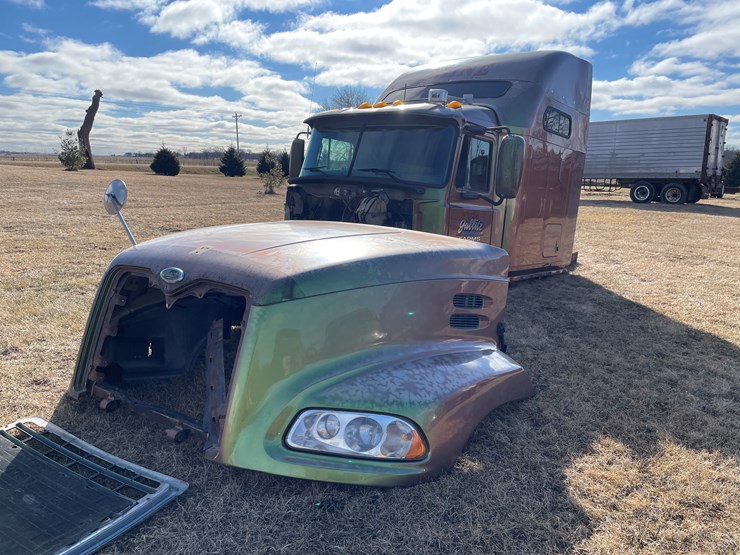 #4223-•-2002-mack-cx613-semi-tractor-sleeper-cab-image-1