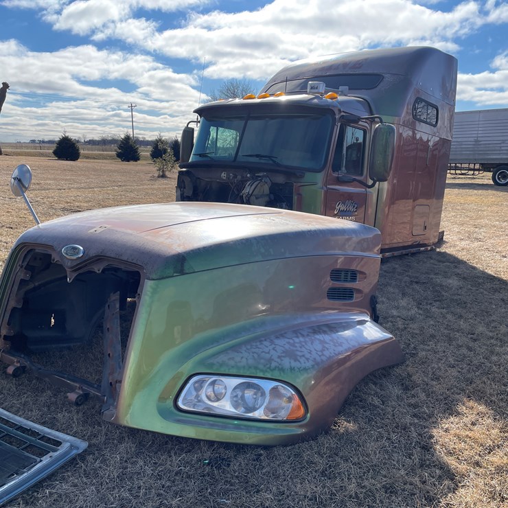 #4223 • 2002 Mack CX613 Semi Tractor Sleeper Cab