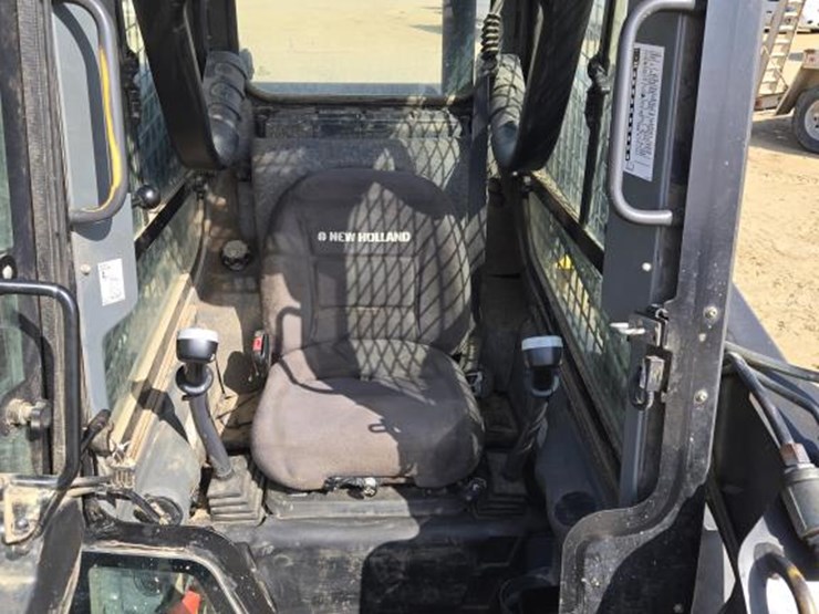 new-holland-l220-image-16