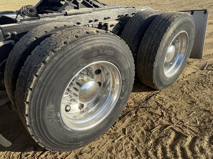 2019-peterbilt-579-image-13