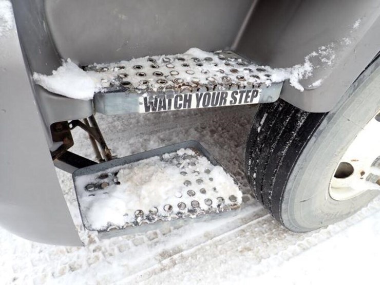 2004-gmc-t7500-image-63