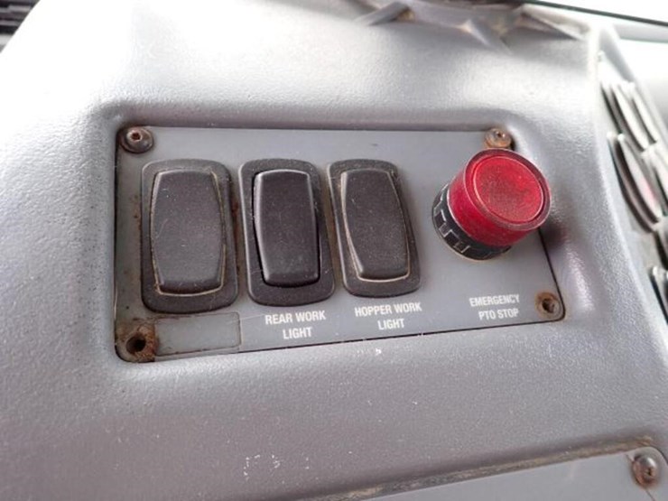 2004-gmc-t7500-image-24