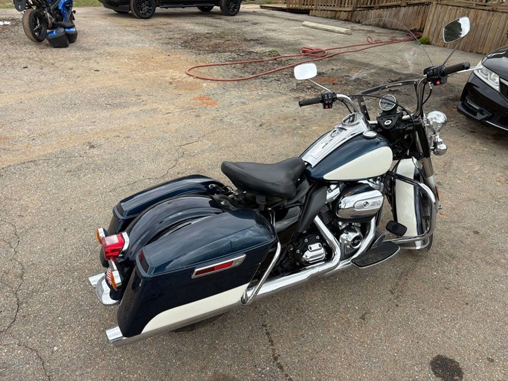 2022-harley-davidson-road-king-police-motorcycle-(17,107-miles)-image-3