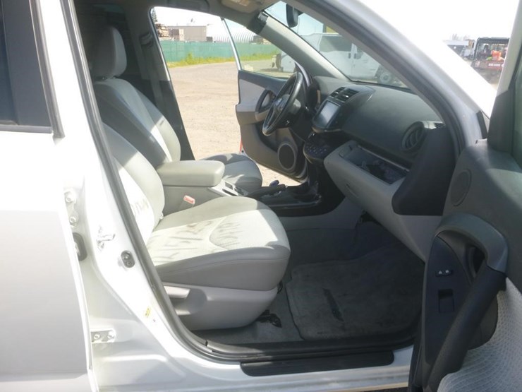 2014-toyota-rav4-image-8