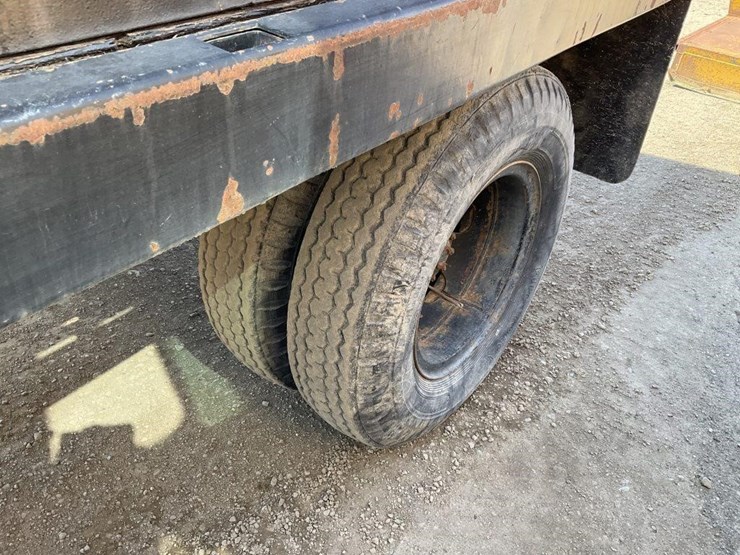 1974-ford-600-image-8